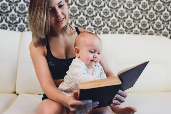 Joven madre con su bebé sobre blanco . —  Fotos de Stock