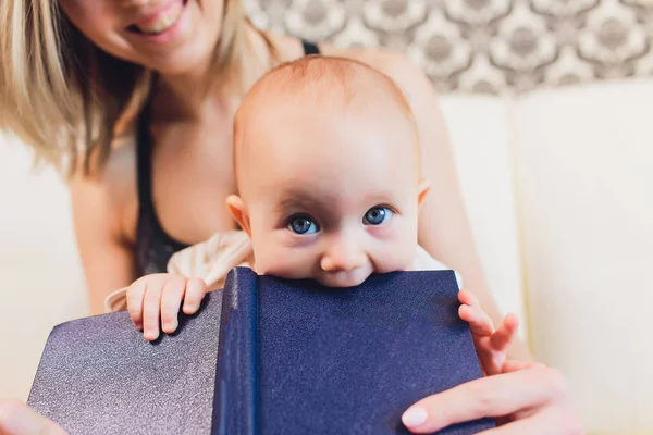 Joven madre con su bebé sobre blanco . —  Fotos de Stock