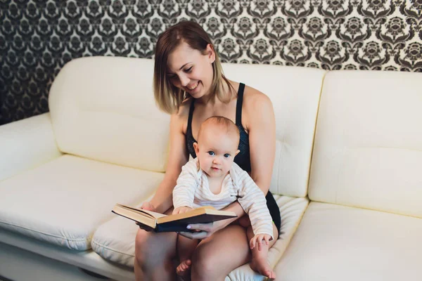 Joven madre con su bebé sobre blanco . —  Fotos de Stock