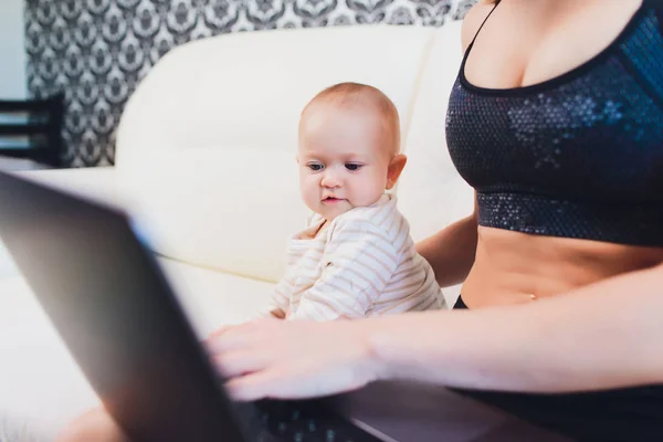 Mamá freelancer trabaja. niño interfiere. problemas de trabajo autónomo . —  Fotos de Stock