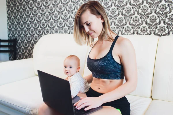 Mamá freelancer trabaja. niño interfiere. problemas de trabajo autónomo . —  Fotos de Stock