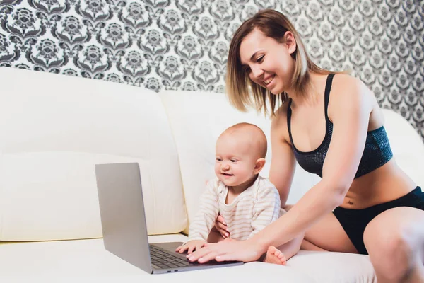 Mamá freelancer trabaja. niño interfiere. problemas de trabajo autónomo . —  Fotos de Stock