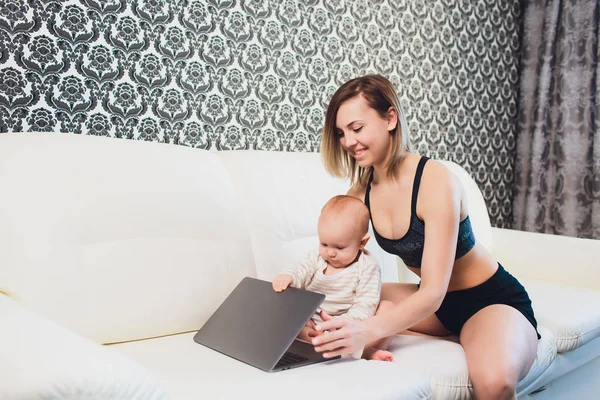 Mamá freelancer trabaja. niño interfiere. problemas de trabajo autónomo . —  Fotos de Stock