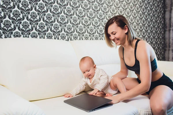 Mamá freelancer trabaja. niño interfiere. problemas de trabajo autónomo . —  Fotos de Stock