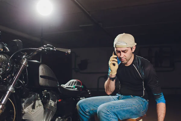 Adam bisikleti onariyor. Onun garajına yakın motosiklet tamir emin genç adam. Telefonla sipariş alma