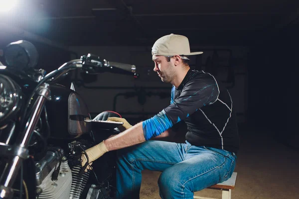 Denetçiler rehberlik altında motosiklet tamircisi tamir motoru. video kamera, dizüstü makine kontrol etmek için motorun içini görmek için.