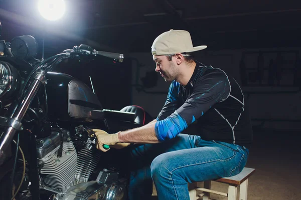 Denetçiler rehberlik altında motosiklet tamircisi tamir motoru. video kamera, dizüstü makine kontrol etmek için motorun içini görmek için.