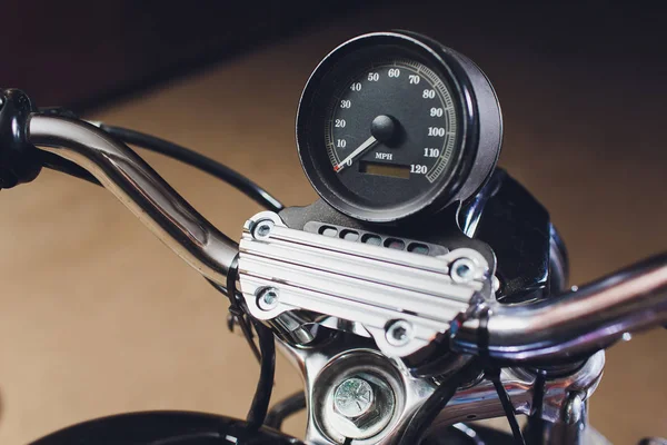 Sepeda motor di lantai dengan alat bengkel, garasi modern, penyimpanan dan perbaikan. Motor ini akan sempurna. memperbaiki sepeda motor di toko reparasi. speedometer close up — Stok Foto