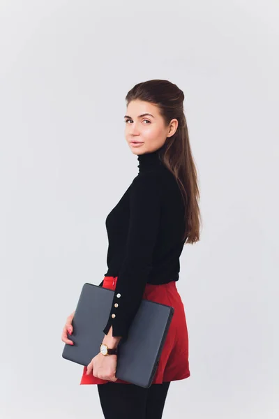 Foto van mooie vrouw 20s glimlachend en het gebruik van computer met de benen gekruist geïsoleerd over witte achtergrond. — Stockfoto