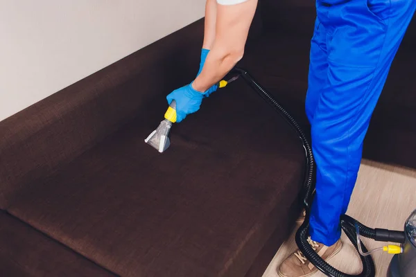 Sofa chemische reiniging met professioneel extractiemethode. Gestoffeerd meubilair. Vroege lente schoonmaak of regelmatig schoon te maken. Stomerijen in lichte blauwe beschermende handschoen werknemer verwijderen van vuil uit — Stockfoto