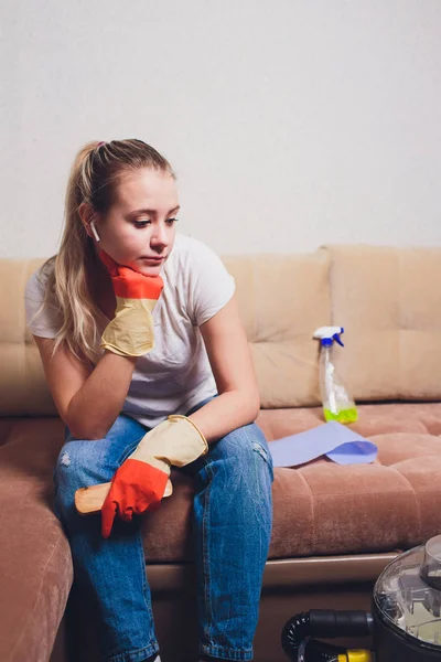 Уставшая женщина отдыхает после уборки дома, лежит на диване в гостиной, копирует пространство. Концепция уборки дома и дома . — стоковое фото