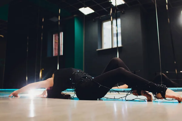 La chica gimnasta la luz de las guirnaldas. Buenas noches. . — Foto de Stock