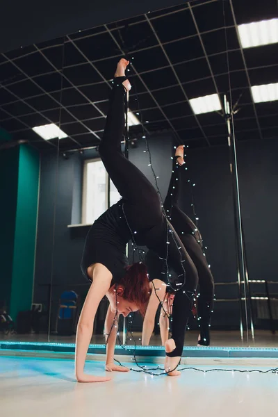 La chica gimnasta la luz de las guirnaldas. Buenas noches. . — Foto de Stock