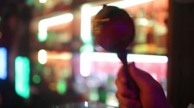 Mutlu solist adam oyun maracas Shakers solo perküsyon enstrüman müzik kavramı.