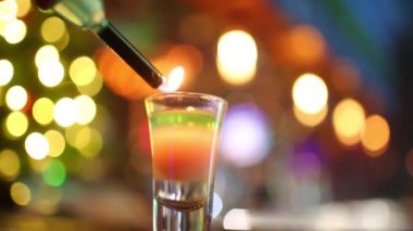 Uzman barmen gece kulübünde kokteyl hazırlıyor..