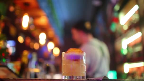 Expertbartender gör cocktail på nattklubben.. — Stockvideo
