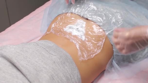 Cosmetologist com laser de remoção de tatuagem paciente e profissional no salão . — Vídeo de Stock