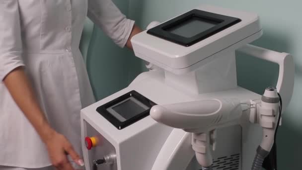 Laser tattoo removal machine in salon. close-up — Stock Video