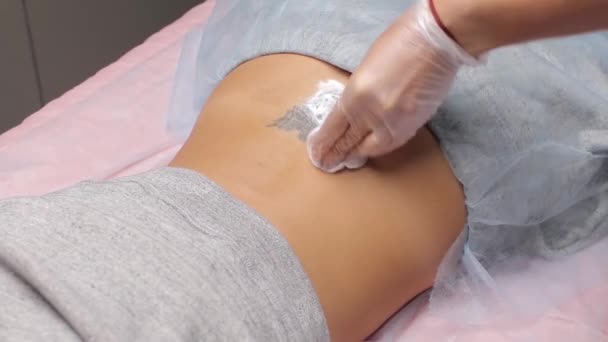 Косметолог з лазером для видалення татуювання пацієнта в салоні . — стокове відео