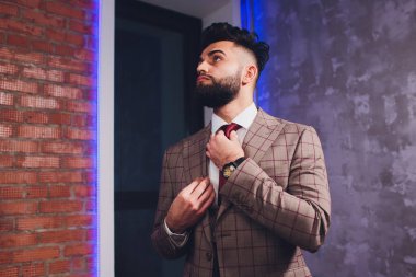 Klasik takım elbiseli yakışıklı sakallı işadamı. Mens güzellik, moda. Erkek takım elbise, smokin adam, bir bez ceket şık.