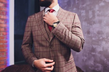 Klasik takım elbiseli yakışıklı sakallı işadamı. Mens güzellik, moda. Erkek takım elbise, smokin adam, bir bez ceket şık.