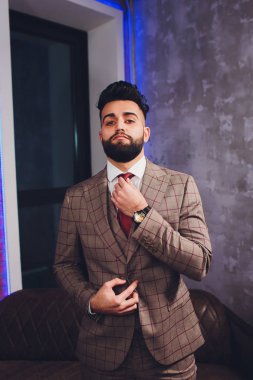 Klasik takım elbiseli yakışıklı sakallı işadamı. Mens güzellik, moda. Erkek takım elbise, smokin adam, bir bez ceket şık.