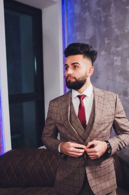 Klasik takım elbiseli yakışıklı sakallı işadamı. Mens güzellik, moda. Erkek takım elbise, smokin adam, bir bez ceket şık.