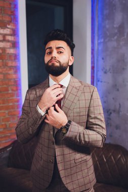 Klasik takım elbiseli yakışıklı sakallı işadamı. Mens güzellik, moda. Erkek takım elbise, smokin adam, bir bez ceket şık.