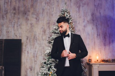 Klasik takım elbiseli yakışıklı sakallı işadamı. Mens güzellik, moda. Erkek takım elbise, smokin adam, bir bez ceket şık.