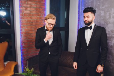 Klasik takım elbiseli yakışıklı sakallı işadamı. Mens güzellik, moda. Erkek takım elbise, smokin adam, bir bez ceket şık.