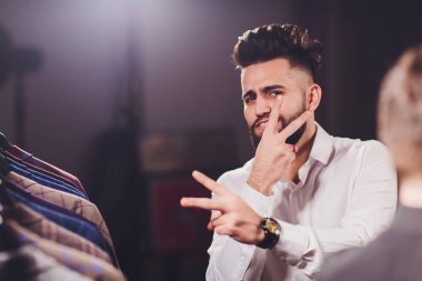 Alışveriş merkezi iş giysileri çalışan erkek müşteri, müşteri yardımcı dükkan asistanı.