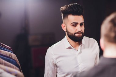 Alışveriş merkezi iş giysileri çalışan erkek müşteri, müşteri yardımcı dükkan asistanı.