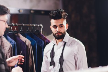 Alışveriş merkezi iş giysileri çalışan erkek müşteri, müşteri yardımcı dükkan asistanı.