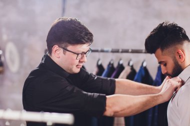 Alışveriş merkezi iş giysileri çalışan erkek müşteri, müşteri yardımcı dükkan asistanı.