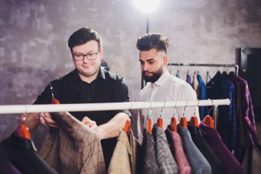 Alışveriş merkezi iş giysileri çalışan erkek müşteri, müşteri yardımcı dükkan asistanı.