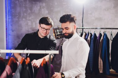 Alışveriş merkezi iş giysileri çalışan erkek müşteri, müşteri yardımcı dükkan asistanı.