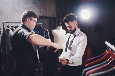 Alışveriş merkezi iş giysileri çalışan erkek müşteri, müşteri yardımcı dükkan asistanı.