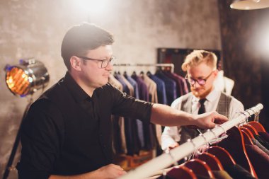 Alışveriş merkezi iş giysileri çalışan erkek müşteri, müşteri yardımcı dükkan asistanı.