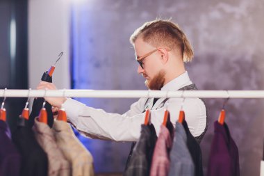 Butik genç Alışverişkoliğin adam chousing ceket.
