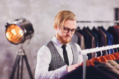 Butik genç Alışverişkoliğin adam chousing ceket.