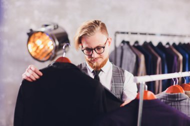 Butik genç Alışverişkoliğin adam chousing ceket.