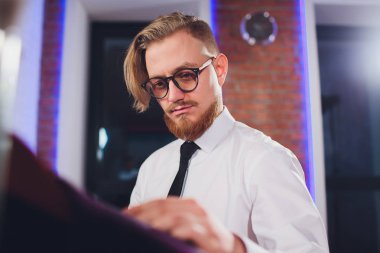 Butik genç Alışverişkoliğin adam chousing ceket.