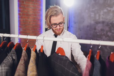 Butik genç Alışverişkoliğin adam chousing ceket.