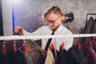 Butik genç Alışverişkoliğin adam chousing ceket.