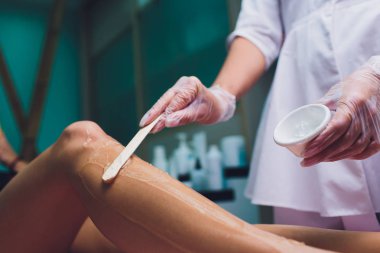 Lazer epilasyon prosedürü önce kişi bir jel uygulanıyor. Uygulama şeker yapıştırın shugaring yordam için.