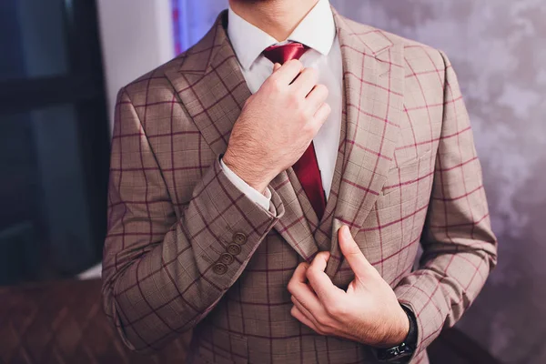 Bonito empresário barbudo de fato clássico. Beleza masculina, moda. Masculino de terno, homem de smoking, elegante em uma jaqueta de pano . — Fotografia de Stock