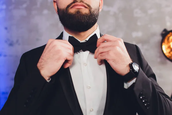Porträtt av stilig stilig man i elegant svart kostym. — Stockfoto