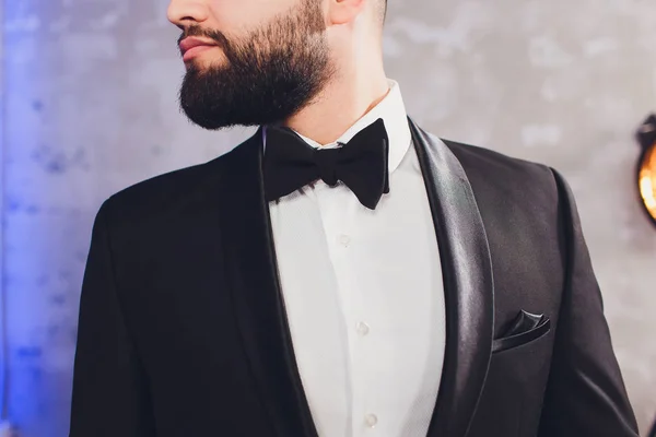 Retrato de hombre elegante guapo en traje negro elegante. — Foto de Stock