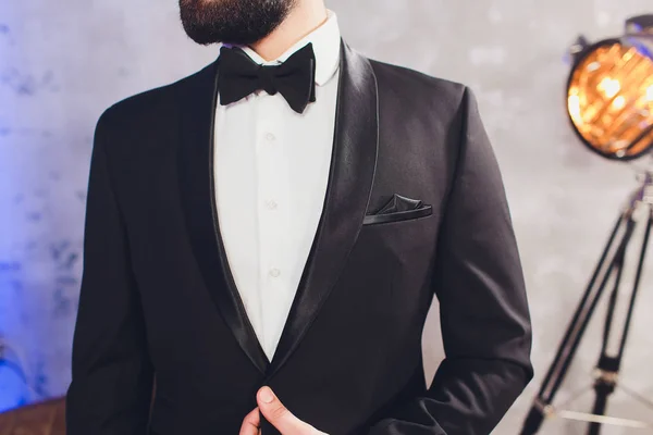 Portret przystojnego stylowego mężczyzny w eleganckim czarnym garniturze. — Zdjęcie stockowe