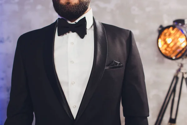 Porträtt av stilig stilig man i elegant svart kostym. — Stockfoto
